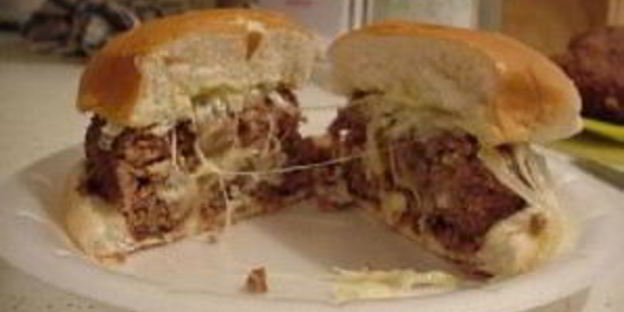 гигантский швейцарский бургер с грибами