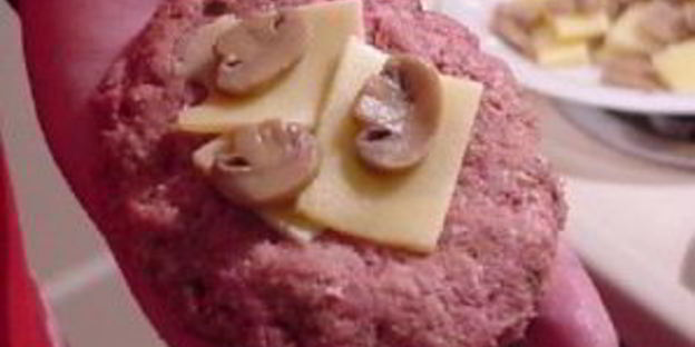 гигантский швейцарский бургер с грибами