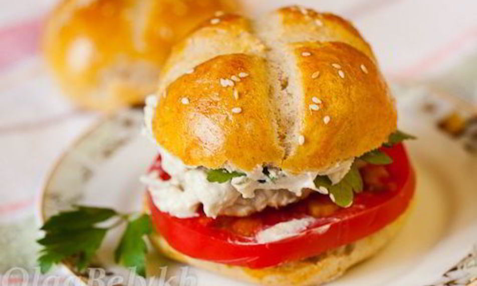 Рецепт куриного бургера с булочками из трех видов муки
