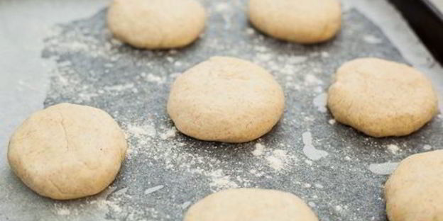 куриный бургер с булочками из трех видов муки