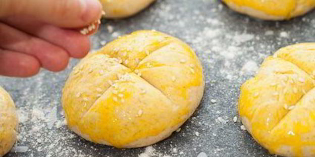 куриный бургер с булочками из трех видов муки