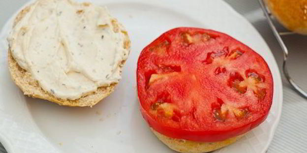 куриный бургер с булочками из трех видов муки