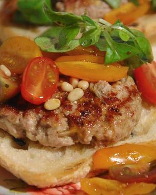 Открытый сицилийский бургер с помидорами