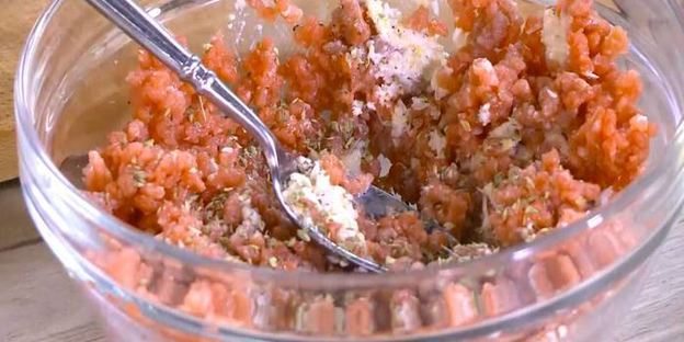 открытый сицилийский бургер с помидорами