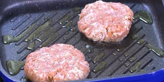 открытый сицилийский бургер с помидорами