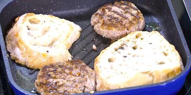 открытый сицилийский бургер с помидорами