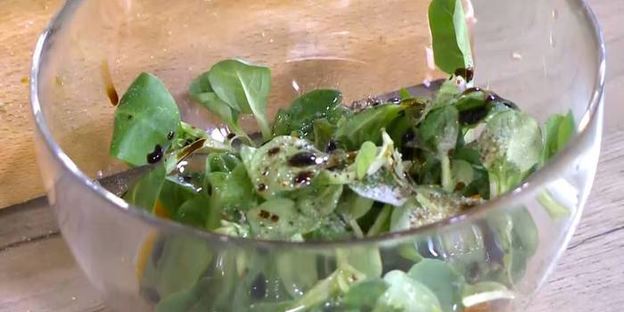 открытый сицилийский бургер с помидорами