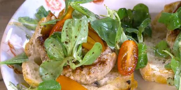 открытый сицилийский бургер с помидорами