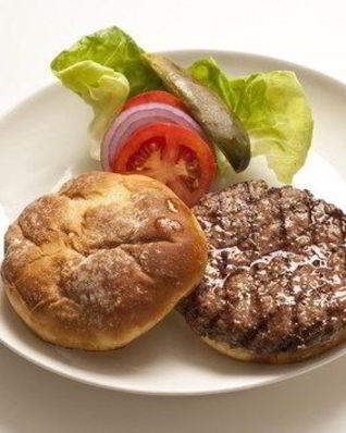 Подкопченые гамбургеры с сыром и беконом на гриле