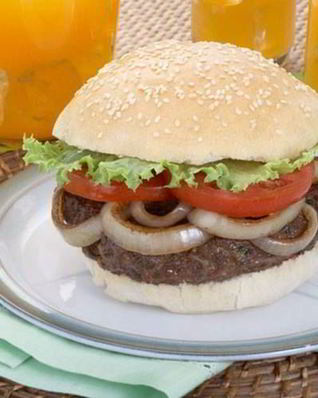 Сочный гамбургер с луком