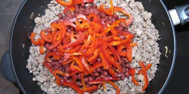 буррито с фаршем и красной фасолью