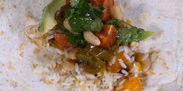 буррито с тыквой, курицей и фасолью