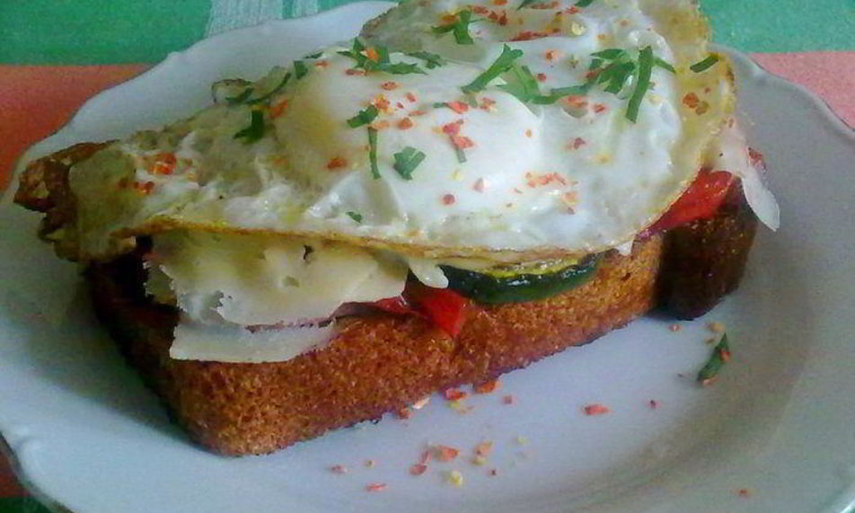 Рецепт бутерброда с беконом и яйцом