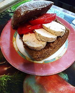 Бутерброд с индюшиной колбасой