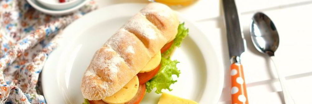 Бутерброд с сыром и помидором