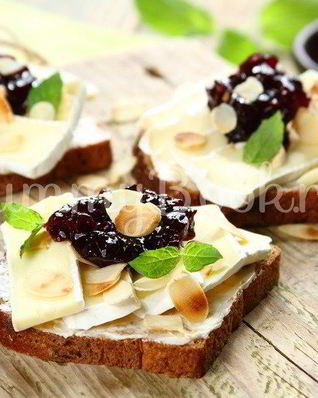 Бутерброд с сыром Камамбер и клюквенным вареньем