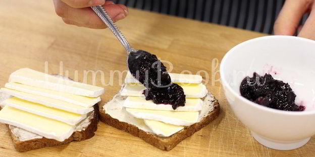 бутерброд с сыром камамбер и клюквенным вареньем