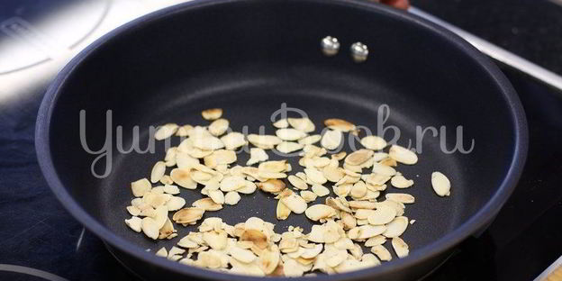 бутерброд с сыром камамбер и клюквенным вареньем