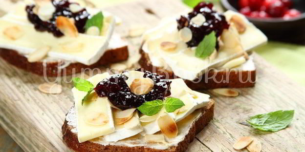 бутерброд с сыром камамбер и клюквенным вареньем