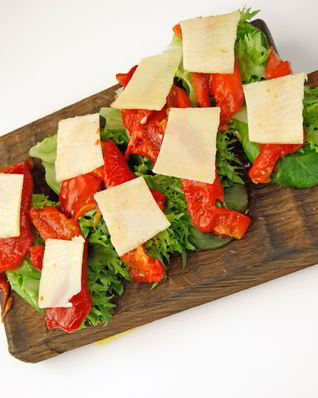 Бутерброд с творожным сыром и печеным перцем