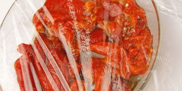 бутерброд с творожным сыром и печеным перцем