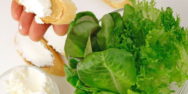 бутерброд с творожным сыром и печеным перцем