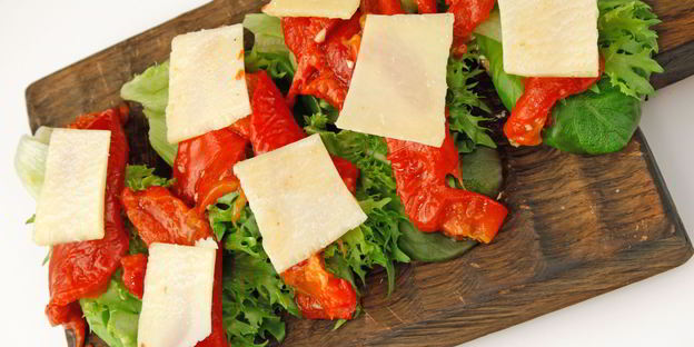 бутерброд с творожным сыром и печеным перцем