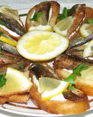 Бутерброд со шпротами и солеными огурцами