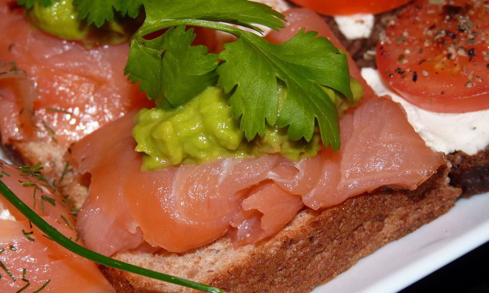 Рецепт бутербродиков с копченым лососем и авокадо