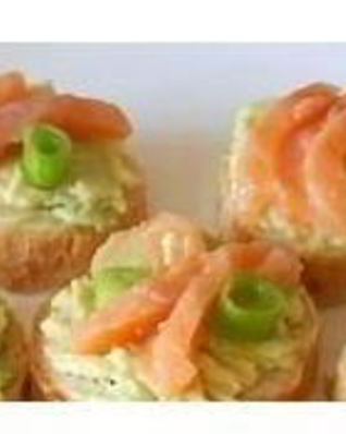 Бутерброды с авокадо и форелью