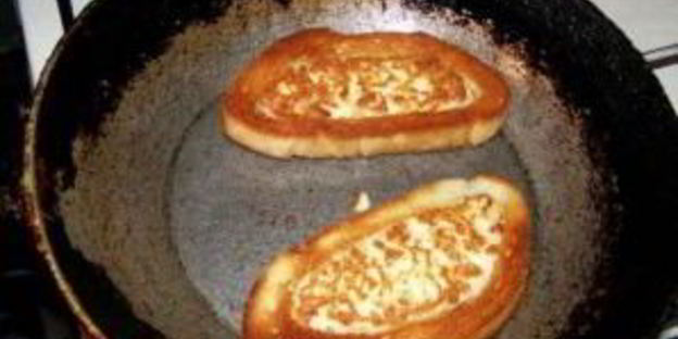 бутерброды с чесноком и сыром