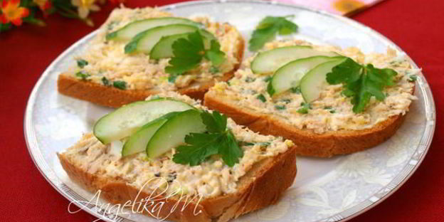 бутерброды с консервированной горбушей и сыром