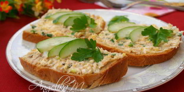 бутерброды с консервированной горбушей и сыром