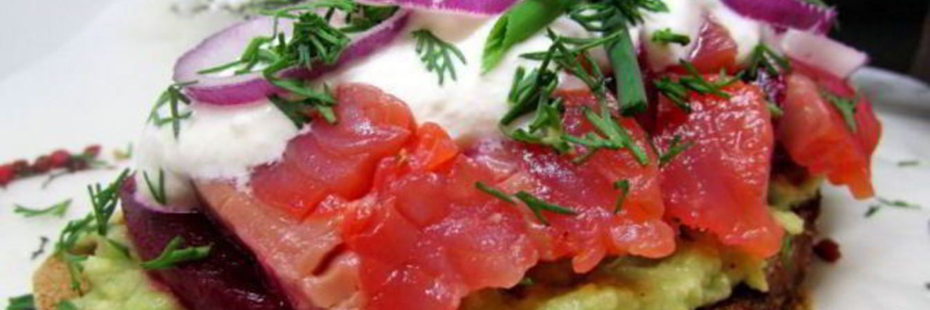 Бутерброды с лососем, свеклой и авокадо