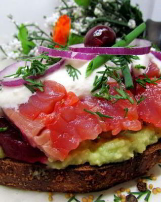 Бутерброды с лососем, свеклой и авокадо