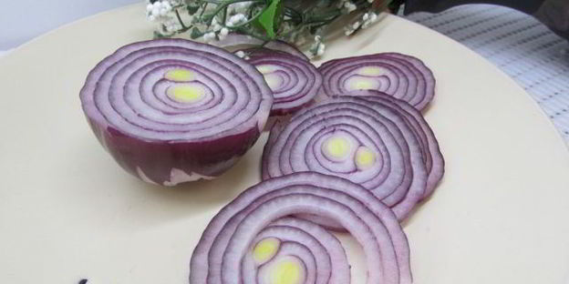 бутерброды с лососем, свеклой и авокадо