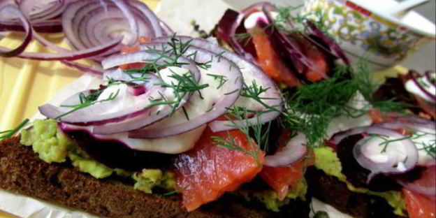 бутерброды с лососем, свеклой и авокадо