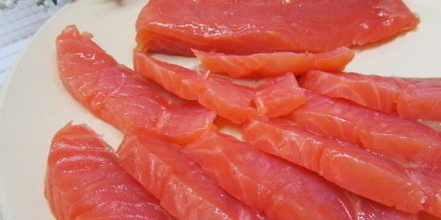 бутерброды с лососем, свеклой и авокадо