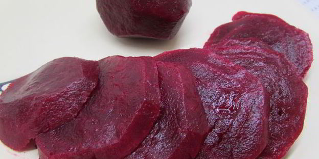 бутерброды с лососем, свеклой и авокадо