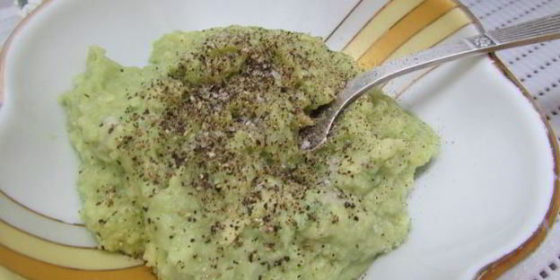 бутерброды с лососем, свеклой и авокадо