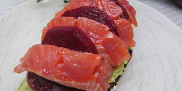 бутерброды с лососем, свеклой и авокадо