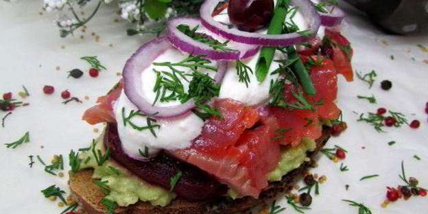 бутерброды с лососем, свеклой и авокадо