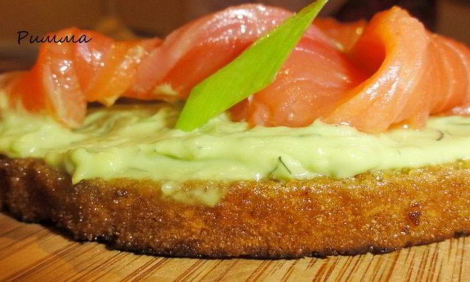 Рецепт бутербродов с малосольной семгой и авокадо