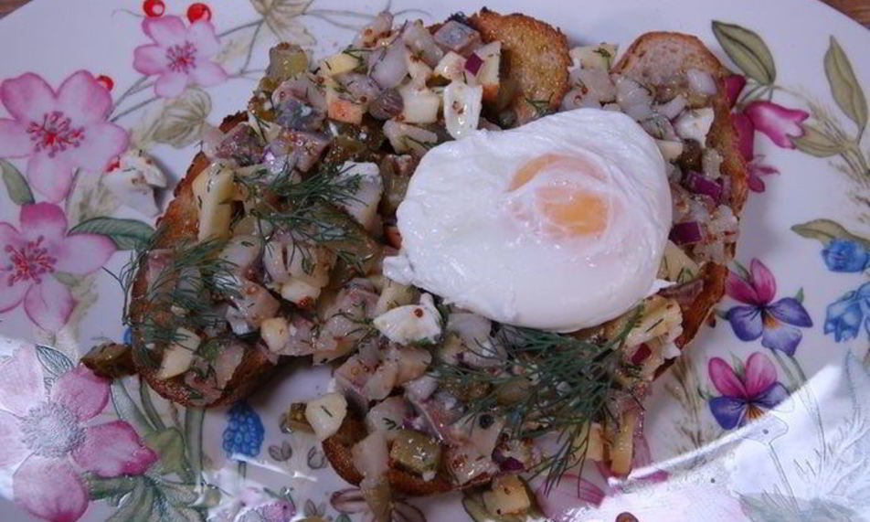 Рецепт бутербродов с сельдью, яблоком и яйцом пашот