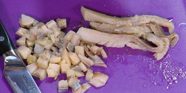 бутерброды с сельдью, яблоком и яйцом пашот