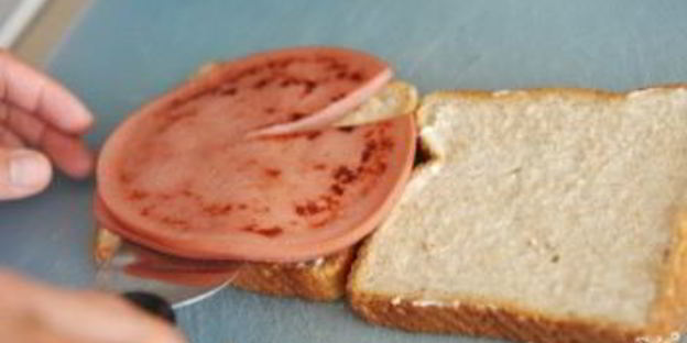 бутерброды с вареной колбасой