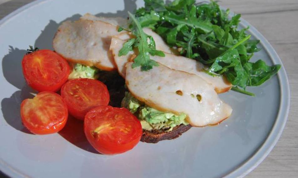 Рецепт бутербродов с ветчиной, помидорами-гриль и руколой