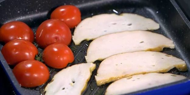 бутерброды с ветчиной, помидорами-гриль и руколой