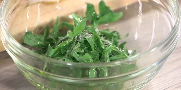 бутерброды с ветчиной, помидорами-гриль и руколой