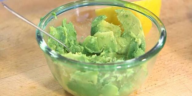 бутерброды с ветчиной, помидорами-гриль и руколой